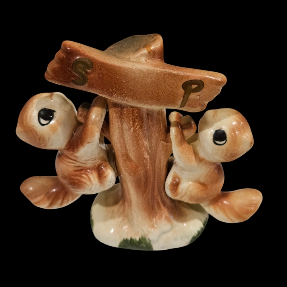 SALT AND PEPPER SHAKERS. (B3)